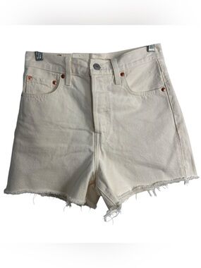 NWT Levi’s Cream Ribcage Shorts Size 26